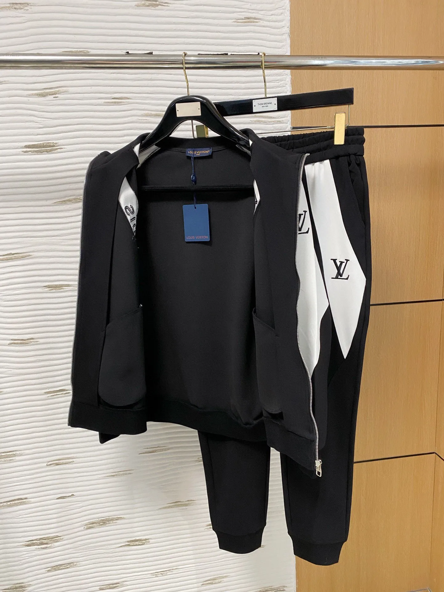 🅿️720 [LV Louis Vuitton] hot-selling suit is coming. Focus on the original version of the official website. 2025 new hot-selling cardigan and sweatshirt suit. The original order is the best. 🇭🇰The meticulous work of top designers. It has a fitting and perfect upper body effect. All-natural high-quality Tencel Roman cotton 100%, close-fitting comfort, noble and elegant! Original hardware embodies elegance and nobility! Counter size: M-3XL (maximum wear up to 190 pounds)